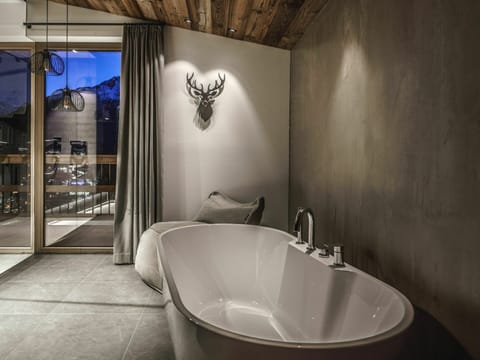 Plumbing Fixture, Property, Interior Design, Wall, Glass, Bathtub, Ceiling, Tap, Floor