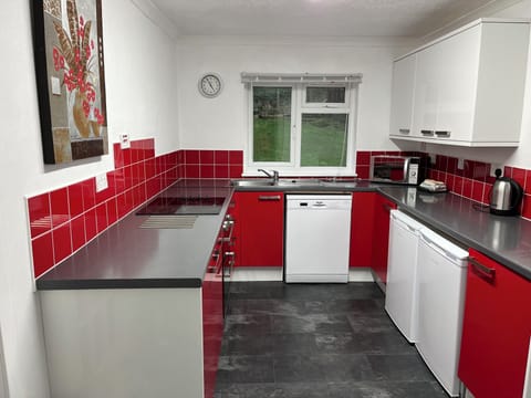 Fitted Kitchen with dishwasher