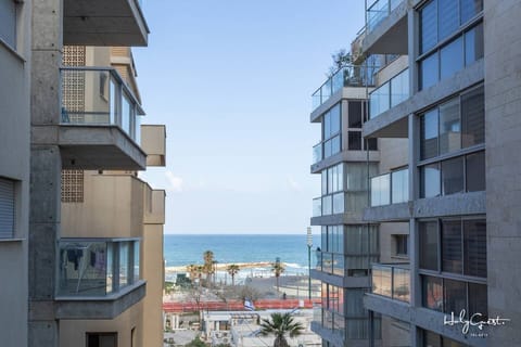 Stylish 2 BR  Steps from the Beach by HolyGuest Apartment in Tel Aviv-Yafo