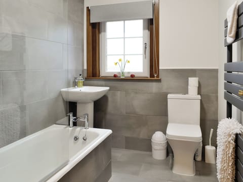 Family bathroom with shower over bath | Baldowrie Farm Cottage, Kettins, near Blairgowrie
