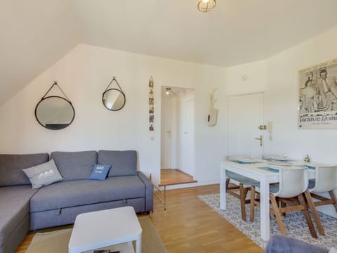Table, Furniture, Couch, Property, White, Wood, Interior Design, Architecture, House, Floor