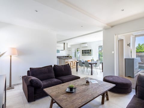 Furniture, Table, Couch, Plant, Wood, Comfort, Houseplant, Lighting, Interior Design, Picture Frame