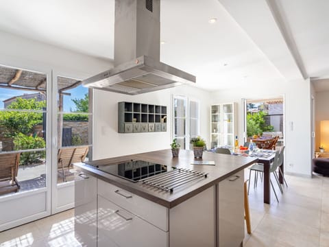 Cabinetry, Countertop, Furniture, Plant, Kitchen Stove, Kitchen, Houseplant, Wood, Lighting, Kitchen Appliance