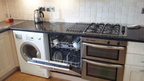 Fridge, oven, stovetop, dishwasher