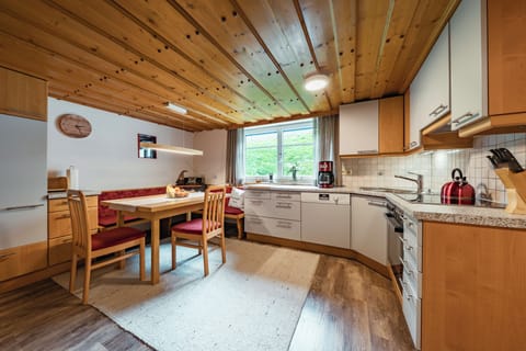 Die Küche der Fewo, mit Essecke ,