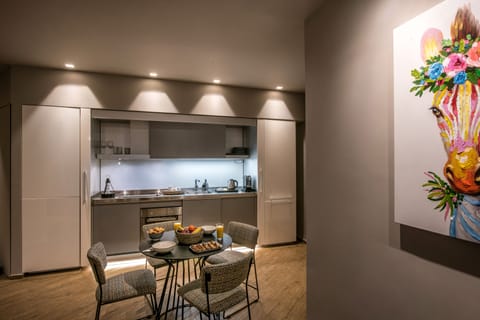 Enjoy breakfast, lunch or dinner in the fully equipped modern kitchen