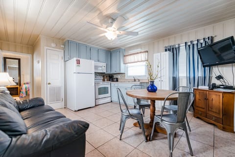 Private kitchen | Fridge, microwave, oven, stovetop