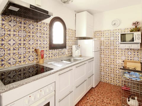 Room, Property, Bathroom, Countertop, Tile, Interior Design, Furniture, Wall, Sink, Floor