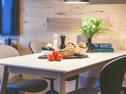 Table, Furniture, Room, Dining Room, Interior Design, Countertop, Property, Coffee Table, Home, Orange