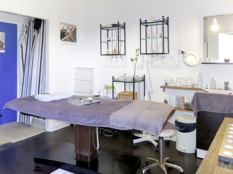 Property, Decoration, Interior Design, Table, Building, Picture Frame, Floor, Medical Equipment, Real Estate, Window