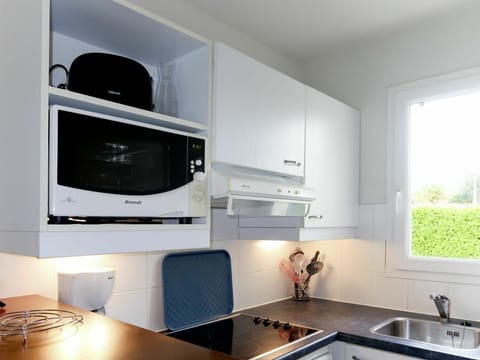 Countertop, Room, White, Property, Interior Design, Cabinetry, Furniture, Kitchen, Ceiling, Building