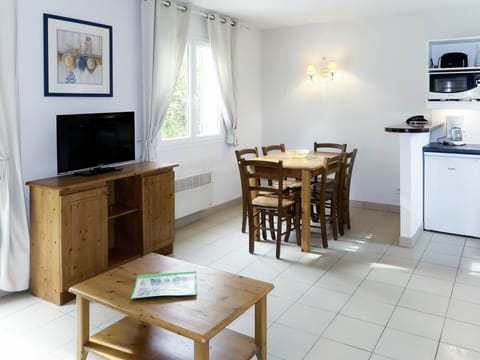 Furniture, Room, Property, Interior Design, Table, Building, Floor, House, Dining Room, Kitchen