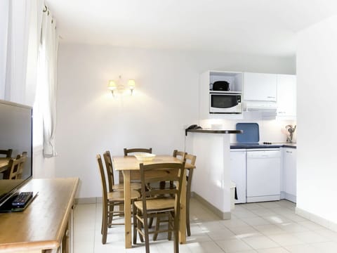 Room, Property, Furniture, Interior Design, Building, Floor, House, Table, Real Estate, Kitchen