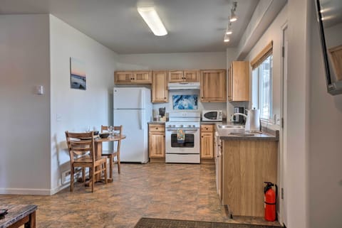 Fridge, stovetop, dishwasher, cookware/dishes/utensils