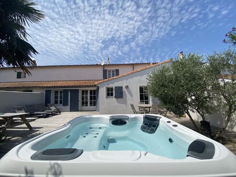 Outdoor spa tub