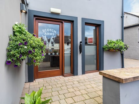 Courtyard | The Scotch Arms Mews, Brampton