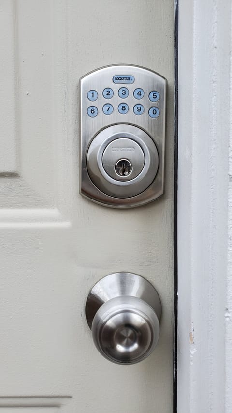 Check-in yourself anytime after 4pm. Enter the code and press "lockstate".