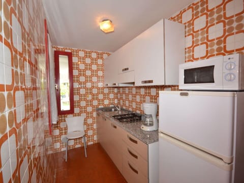 Cabinetry, Property, Furniture, Building, Kitchen Appliance, Wood, Drawer, Countertop, Interior Design, Kitchen Stove