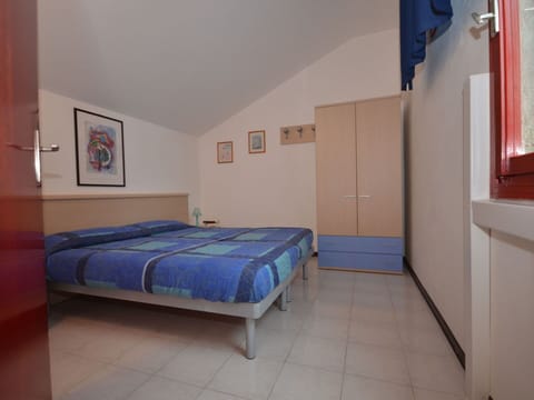 Furniture, Comfort, Bed Frame, Building, Interior Design, Wood, Flooring, Floor, Bed