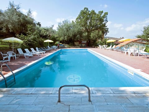 Swimming Pool, Property, Leisure, Vacation, Water, Resort, Real Estate, Summer, Building, Tree