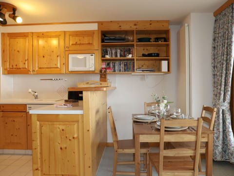 Water, Sky, Property, Plant, Building, Cloud, Swimming Pool, Tree, Residential Area, Grass