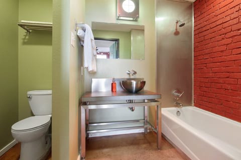 Combined shower/tub, hair dryer, towels