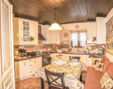 kitchen
The large window view the magnificent mountain