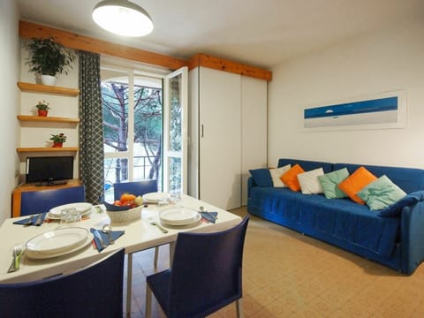 Room, Furniture, Property, Interior Design, Living Room, Building, Ceiling, Real Estate, Table, Wall