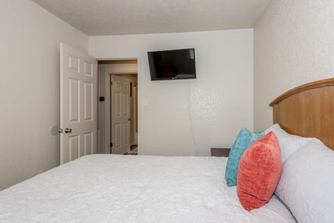 4 bedrooms, in-room safe, iron/ironing board, free WiFi