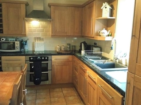 Fridge, microwave, dishwasher, cookware/dishes/utensils