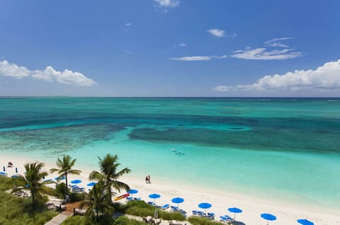 Beach nearby, sun loungers, beach towels