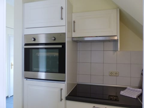 Fridge, oven, coffee/tea maker, toaster