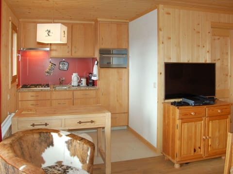 Room, Furniture, Cabinetry, Property, Kitchen, Wood Stain, Building, Countertop, Plywood, Cupboard