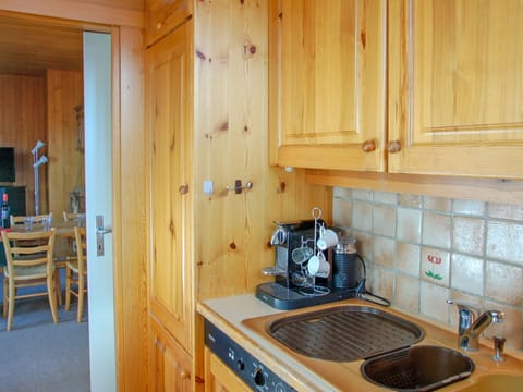 Room, Property, Kitchen, Countertop, Cabinetry, Furniture, House, Building, Sink, Floor