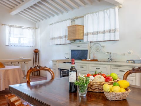 Food, Table, Countertop, Property, Cabinetry, Kitchen, Tableware, Wood, Interior Design, Window