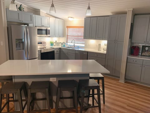 Private kitchen | Fridge, microwave, oven, stovetop