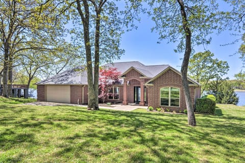Come visit this spectacular 3-bedroom, 2-bathroom home on the Neosho River.