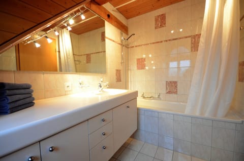 Combined shower/tub, hair dryer, towels