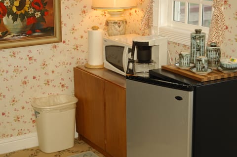 Microwave, coffee/tea maker, cookware/dishes/utensils, dining tables