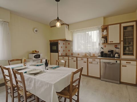 Table, Furniture, Cabinetry, Property, Countertop, Chair, Wood, Building, Interior Design, Flooring