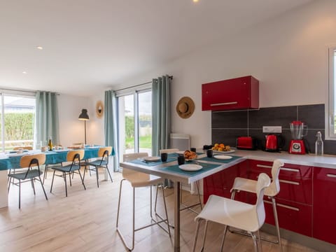 Table, Furniture, Chair, Building, Wood, Window, Plant, Interior Design, Living Room, Floor