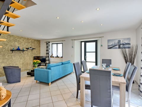 Plant, Property, Building, Natural Landscape, Tree, Land Lot, House, Cottage, Landscape, Residential Area