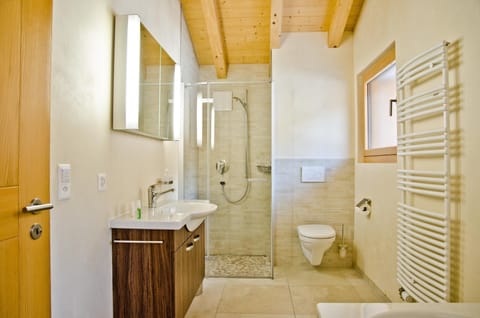 Combined shower/tub