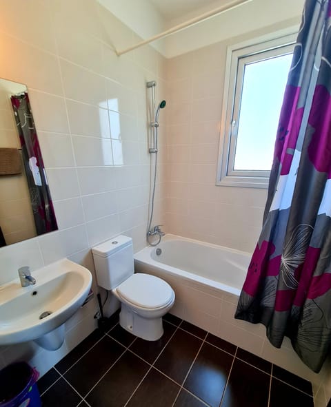 Combined shower/tub, hair dryer, towels