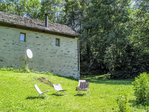 Property, Land Lot, Grass, House, Tree, Grass Family, Rural Area, Cottage, Meadow, Building