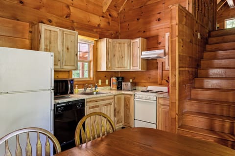 Fully stocked kitchen with microwave, stove & essentials—cook up easy mountain meals.