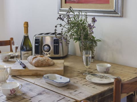 Table, Tableware, Furniture, Plant, Dishware, Drinkware, Bottle, Wood, Plate, Serveware