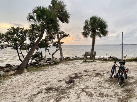 Beach nearby, sun loungers, beach towels