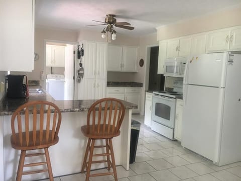 Private kitchen | Fridge, microwave, oven, stovetop