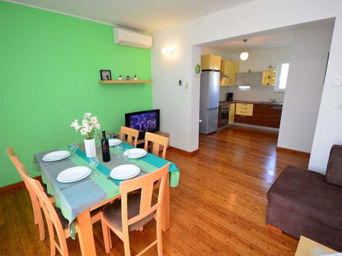 Room, Property, Furniture, Interior Design, Building, Floor, House, Table, Dining Room, Living Room